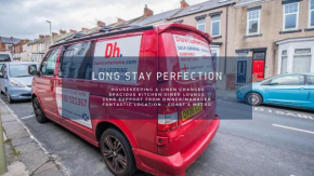 Dwellcome Home Ltd 2 DOUBLE Bedroom 3 Bed Apt, Fast WIFI, Free Street Parking, Ideal for Long Term Contractor, etc Stays, Regular Housekeeping Option, 10 min Walk from Beach and Metro 15-20 min Drive 